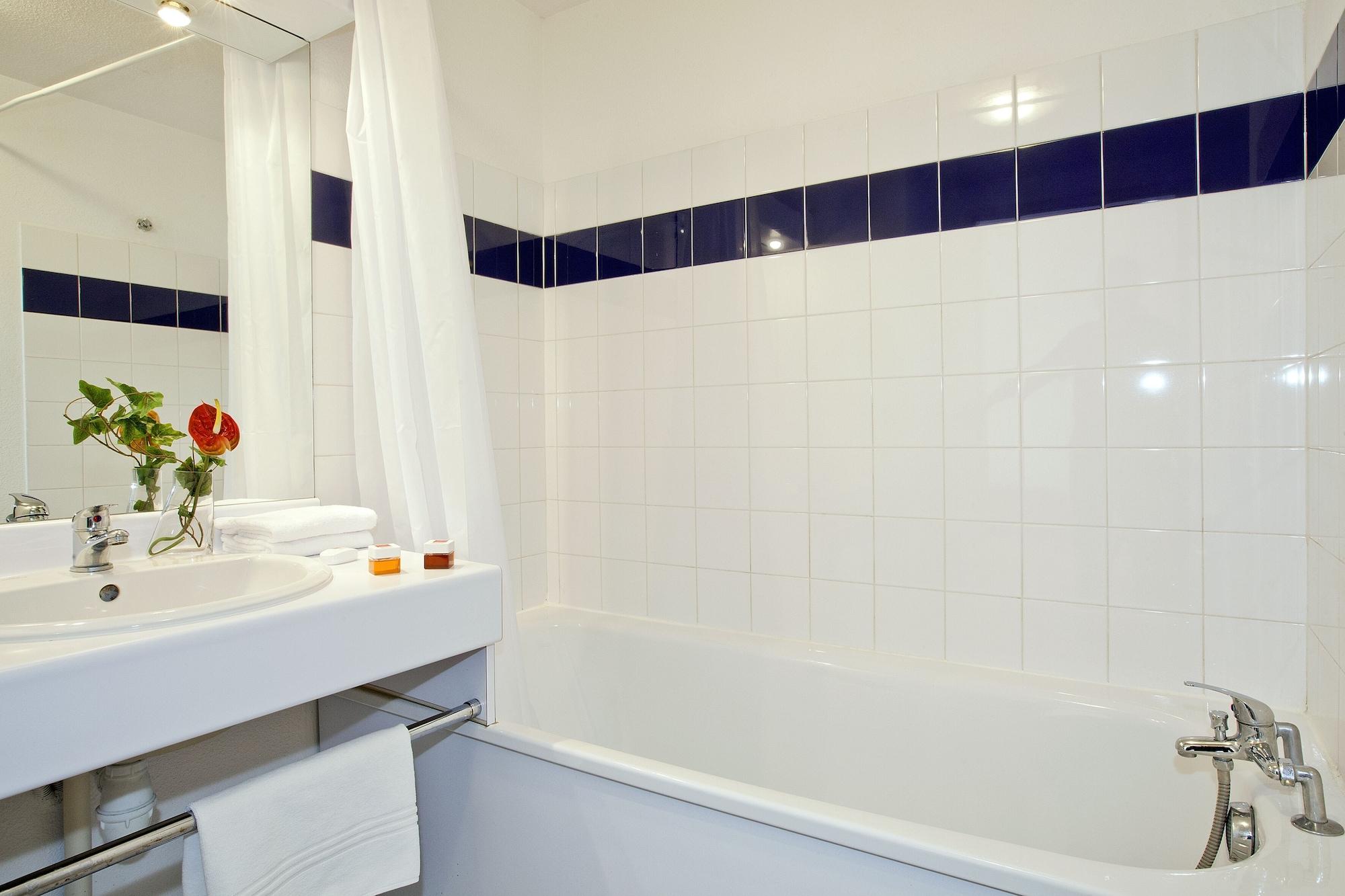 Sejours & Affaires Lyon Saint-Nicolas Exterior photo